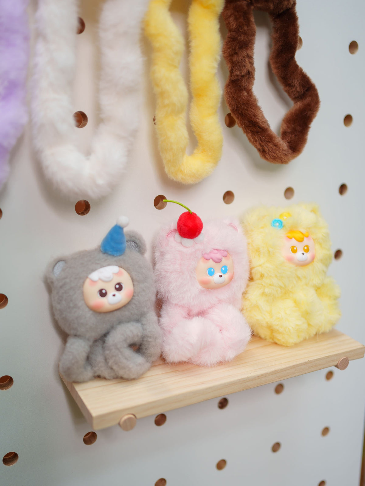 Tangle x HiddenWooo diudiu baby Mallow Bear Vinyl Plush Pendant - lifestyle-3